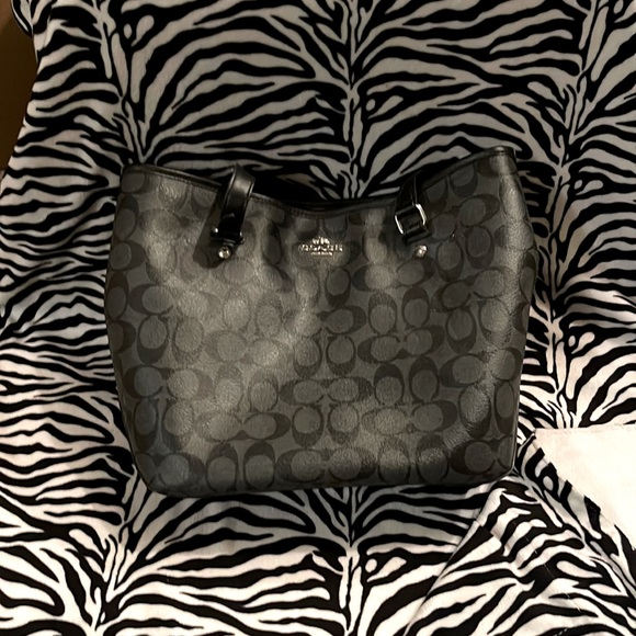 Coach Handbags - Coach medium size carry tote